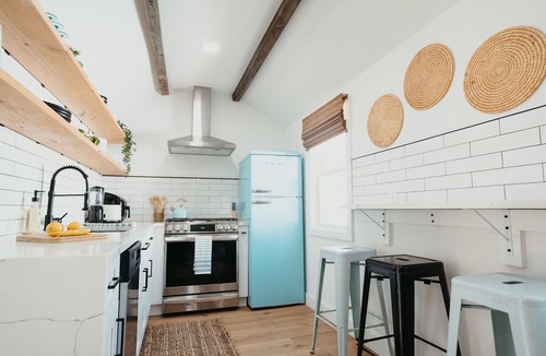 West Belmar House | Renovated Bright, Fun, Airy, Fire Pit Backyard, Bikes & Beach Badges