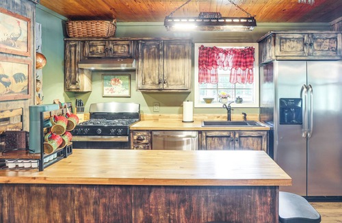 Scobey Cabin | Renovated Cabin on 15 Forested Acres in Tillatoba!