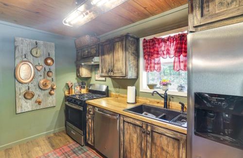 Scobey House | Renovated Cabin on 15 Forested Acres in Tillatoba!
