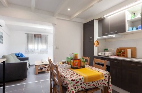 Niolon House | Renovated Calanques La Vesse Cottage with Mountain View, Wi-Fi, and Air Conditioning