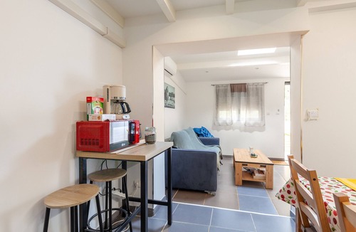 Niolon House | Renovated Calanques La Vesse Cottage with Mountain View, Wi-Fi, and Air Conditioning