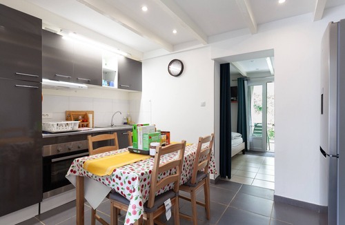 Niolon House | Renovated Calanques La Vesse Cottage with Mountain View, Wi-Fi, and Air Conditioning