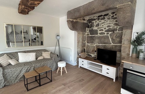 Saint-Carne House | Renovated character house with hanging net!
