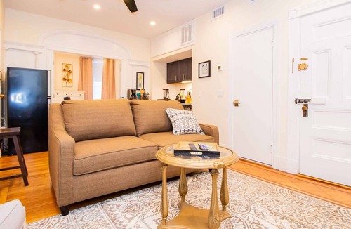 Cleveland Circle Apartment | Renovated,Chic 1 bed,sleeps 4,steps to transit