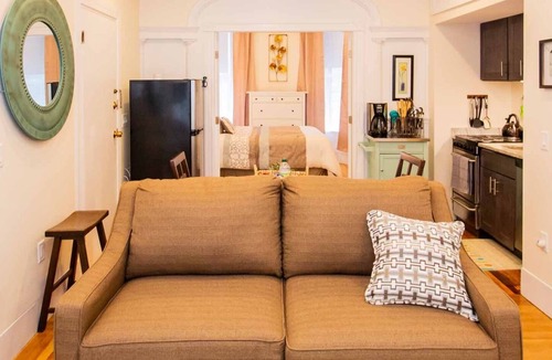 Cleveland Circle Apartment | Renovated,Chic 1 bed,sleeps 4,steps to transit