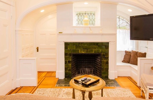 Cleveland Circle Apartment | Renovated,Chic 1 bed,sleeps 4,steps to transit