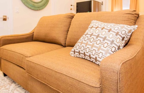 Cleveland Circle Apartment | Renovated,Chic 1 bed,sleeps 4,steps to transit