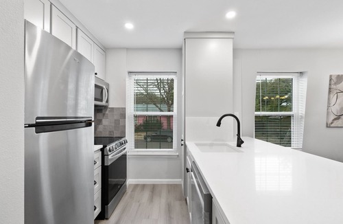South Congress Condo | Renovated, Classy Condo with Pool in Heart of Soco