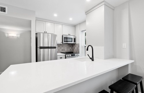 South Congress Condo | Renovated, Classy Condo with Pool in Heart of Soco