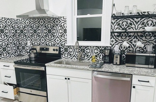 Forest Hills Apartment | Renovated, Clean 1 bedroom in Forest Hills - B