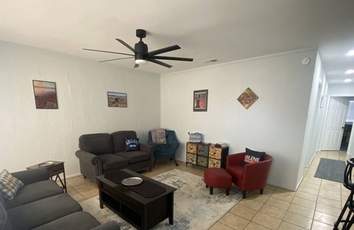 Abilene House | Renovated,Comfy&Spacious, LR, full kitchen, den, easy access to Univ.& interests