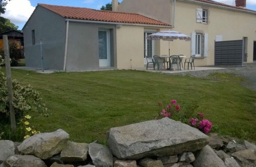 Les Clouzeaux Cottage | Renovated countryside house with terrace, Wifi included