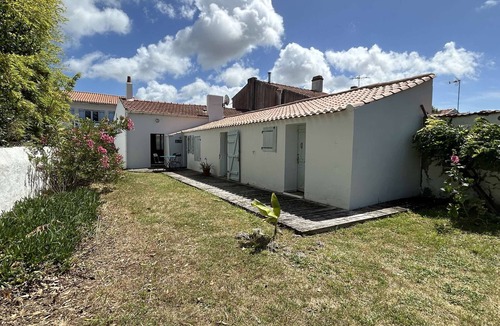 Barbatre House | Renovated Country House with Garden, 2 Bedrooms, 500m from Beach