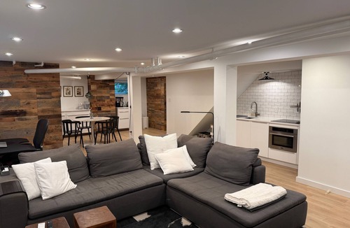 North Cleveland Park House | Renovated Designer Garden Suite - Private Patio