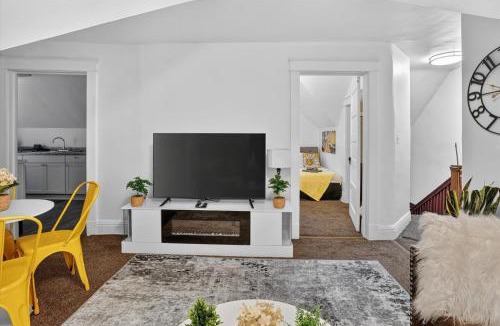 Bay City House | Renovated Dog Friendly 4 bedrooms Sleeps 9
