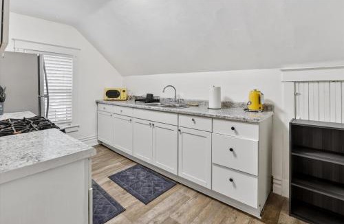 Bay City House | Renovated Dog Friendly 4 bedrooms Sleeps 9