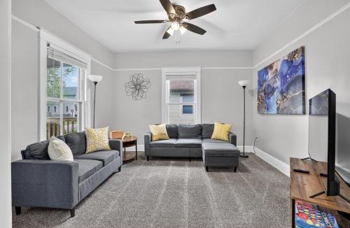 Bay City House | Renovated Dog Friendly 4 bedrooms Sleeps 9