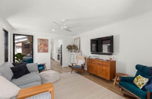 Merewether House | Renovated Duplex - Close to Beach & Junction