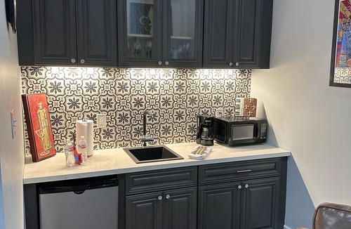 East Riverside Apartment | Renovated Efficiency steps away from Magazine St