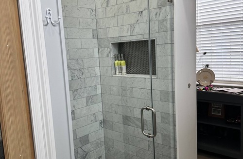 East Riverside Apartment | Renovated Efficiency steps away from Magazine St
