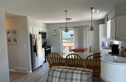 North East House | Renovated Family Lake House - 50' from Lake Erie shore - no cliff