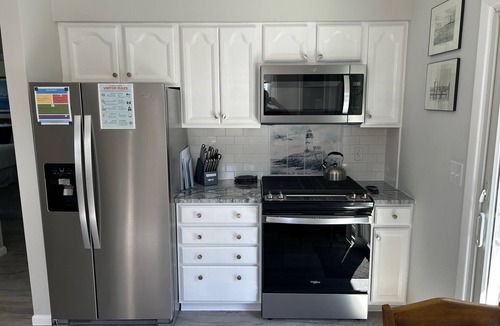 North East House | Renovated Family Lake House - 50' from Lake Erie shore - no cliff