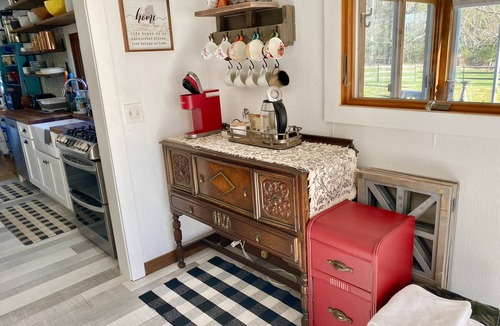 Lake Hill Other | Renovated farmhouse with fully fenced yard, pets friendly/hot tub/mountain view.