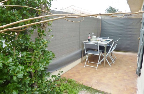 Marseillan Plage Apartment | Renovated flat with air conditioning