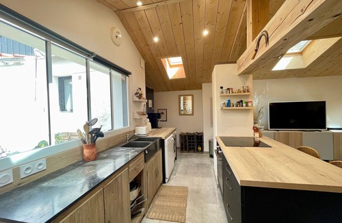 Brem Sur Mer House | Renovated house, artist loft, Brem Sur Mer, 3 pers, WIFI