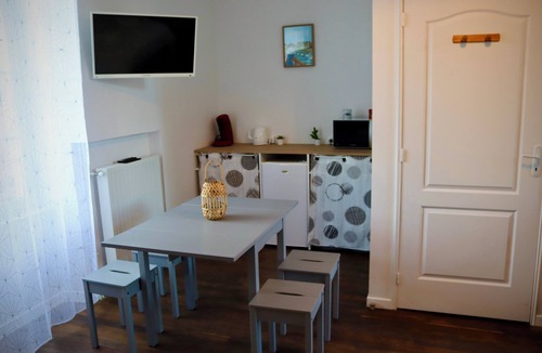 Saint-Aubin-la-Plaine House | Renovated 18th-century guest house