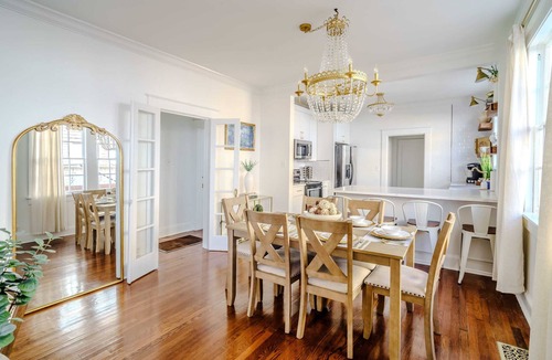 Touro House | Renovated Gem I Chic & Central I Gated Parking