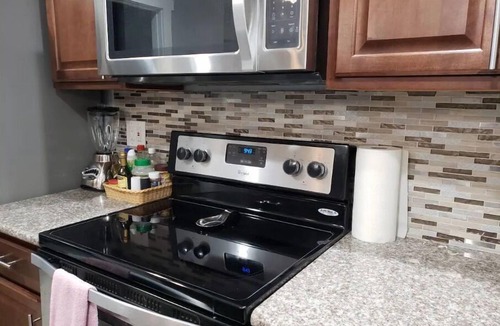 East Central Apartment | Renovated Guest House with Private Entrance and Parking – Perfectly Located!
