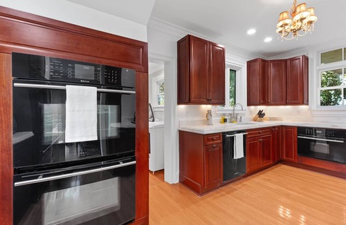 Cheshire House | Renovated Historic Berkshire Gem w/Hot Tub Pool