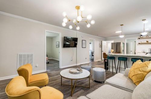 East Durham House | Renovated house close to Dtown Durham w king bed