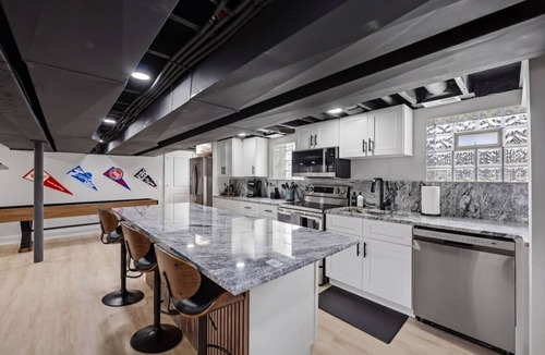 Detroit House | Renovated I Sleeps 25 | 4 Kitchens | Game Room