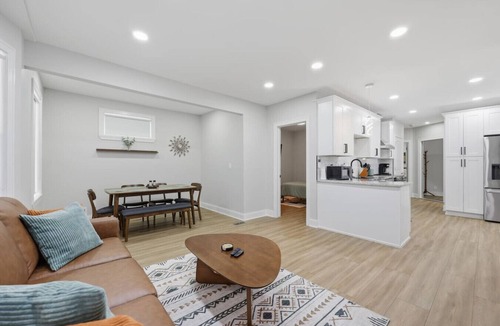 Detroit House | Renovated I Sleeps 25 | 4 Kitchens | Game Room