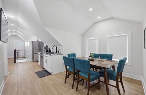 Detroit House | Renovated I Sleeps 25 | 4 Kitchens | Game Room