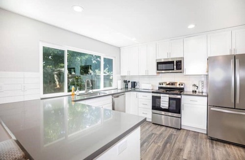 Sacramento House | Renovated Interior 4 Bedroom/2 Bath
