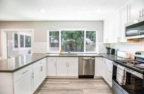 Sacramento House | Renovated Interior 4 Bedroom/2 Bath