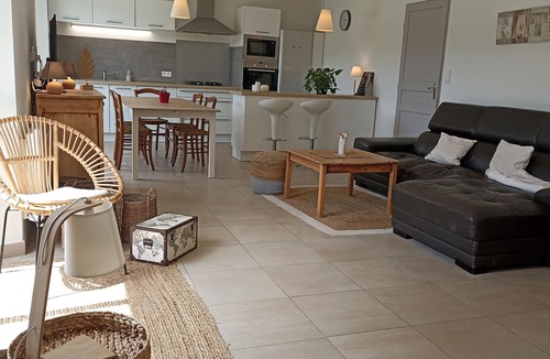 Menerbes Villa | Renovated interior, nature decor, 360° view of Ménerbes Luberon with swimming pool
