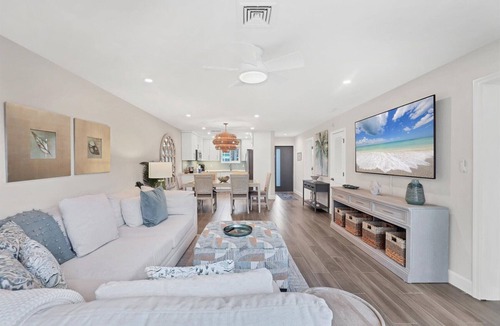 Saint Armands Key Condo | Renovated Kingston Arms 2brm Ground floor Walk to beach