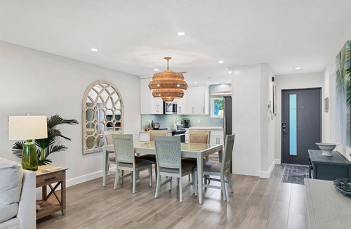 Saint Armands Key Condo | Renovated Kingston Arms 2brm Ground floor Walk to beach