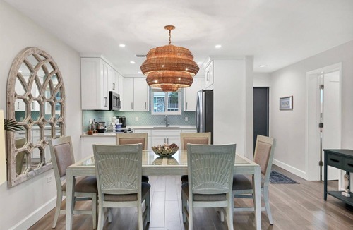 Saint Armands Key Condo | Renovated Kingston Arms 2brm Ground floor Walk to beach