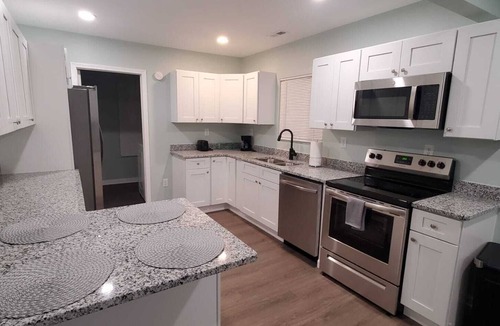 Petersburg House | Renovated "Like New" Comfy Home.