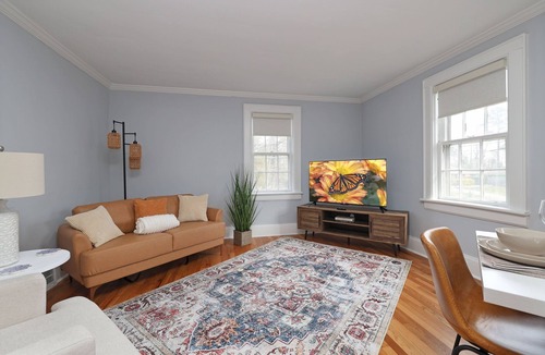 Durham House | *Renovated* Modern 2BR upper level flat; walk to restaurants-min to Duke/DT/Hosp