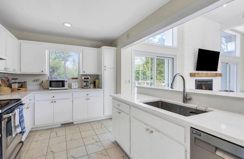 Village of East Hampton House | Renovated modern mid-century ranch, polished landscaping, heated saltwater.