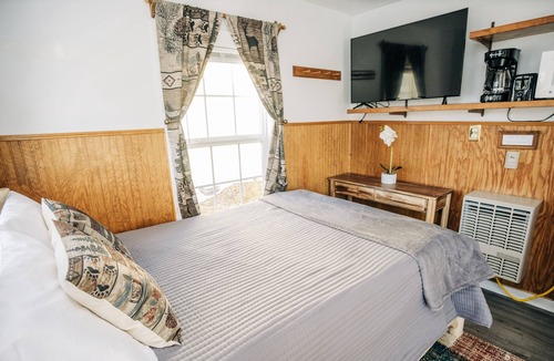 Sabinsville Cabin | Renovated Mountain Studio Cabin