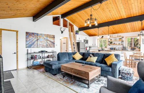 Rainbow Valley House | Renovated mountain-view cabin with hot tub, huge deck, grill, & fireplace