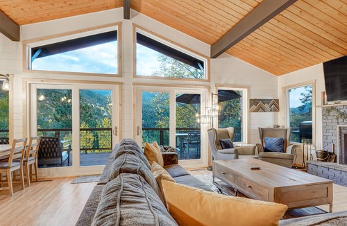 Rainbow Valley House | Renovated mountain-view cabin with hot tub, huge deck, grill, & fireplace