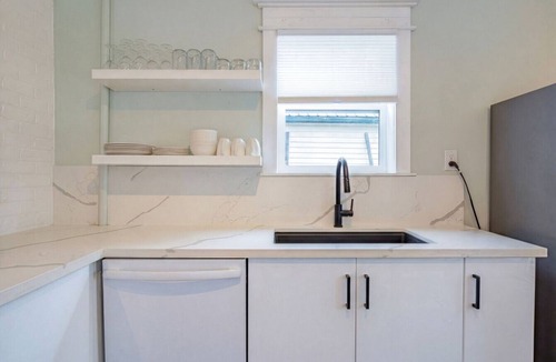 Peterborough House | Renovated, near DT, FAST Wi-Fi, free parking | TS
